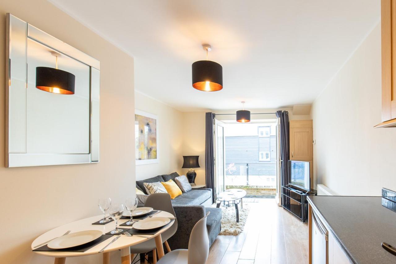 1-Bedroom Apartment With Balcony, Hoddesdon Exterior foto