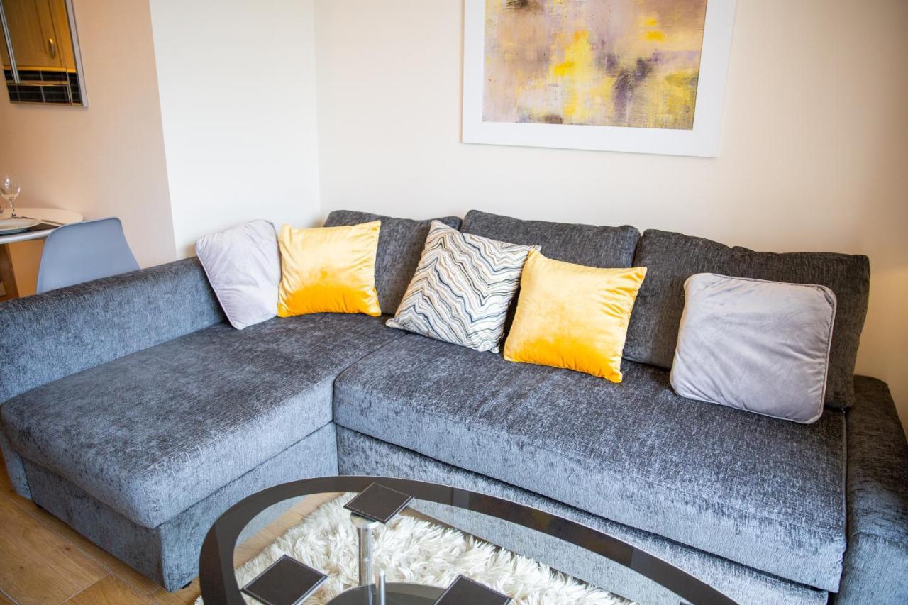 1-Bedroom Apartment With Balcony, Hoddesdon Exterior foto