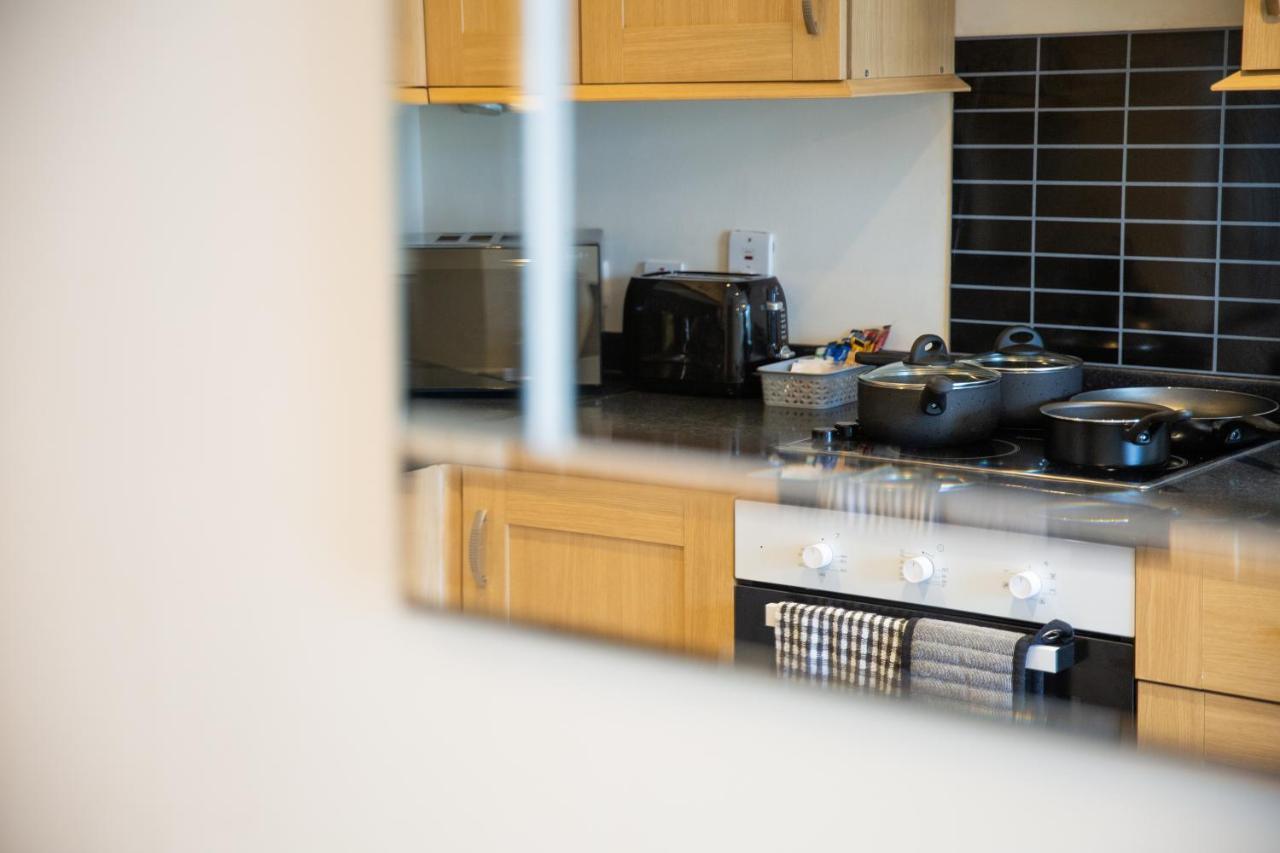 1-Bedroom Apartment With Balcony, Hoddesdon Exterior foto