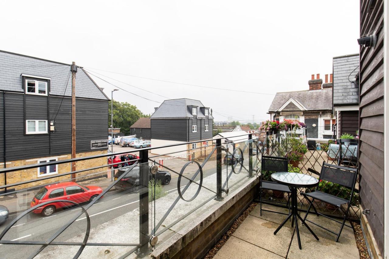1-Bedroom Apartment With Balcony, Hoddesdon Exterior foto